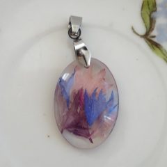 Tarka búzavirágszirmos medál