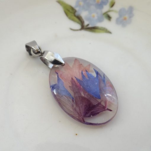 Tarka búzavirágszirmos medál